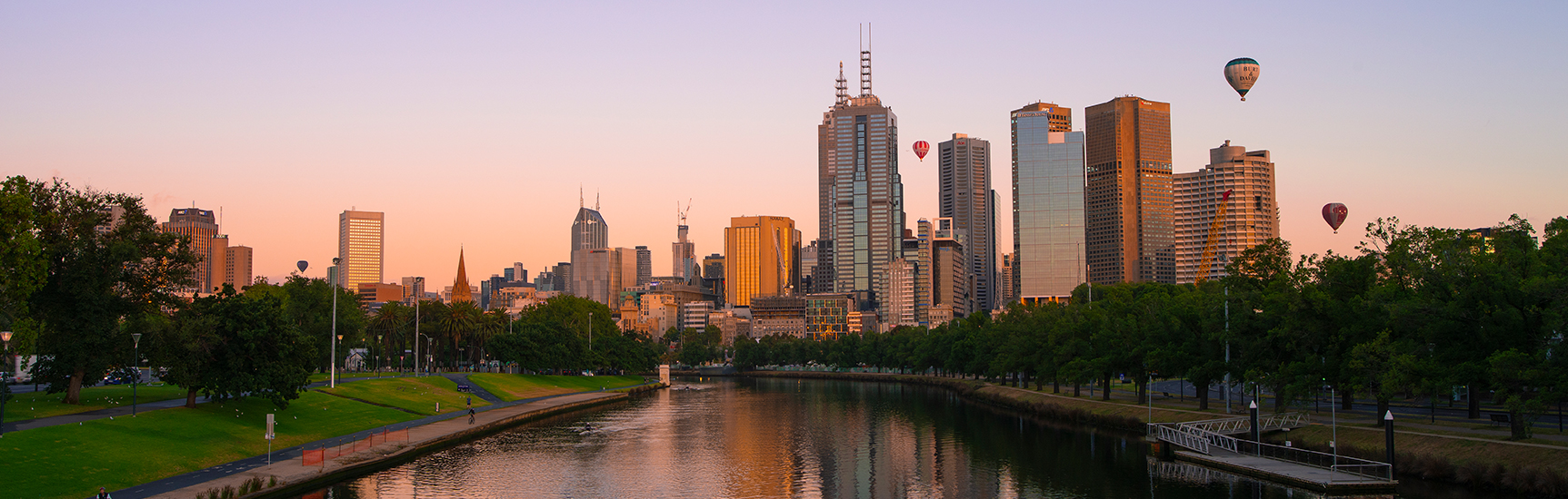 Melbourne skyline with hot air balloons